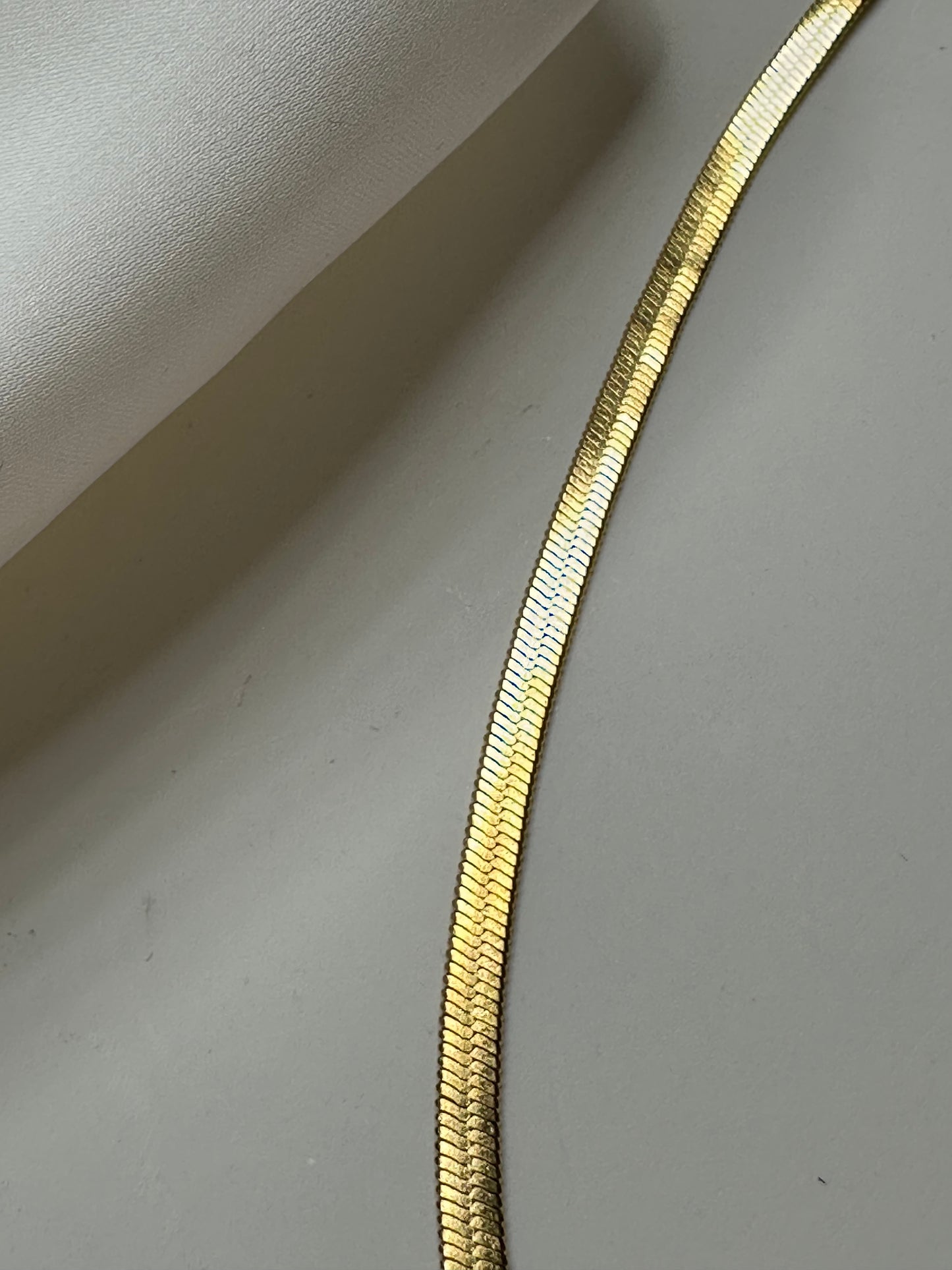 Collier Serpentina - en acier titane, aspect doré