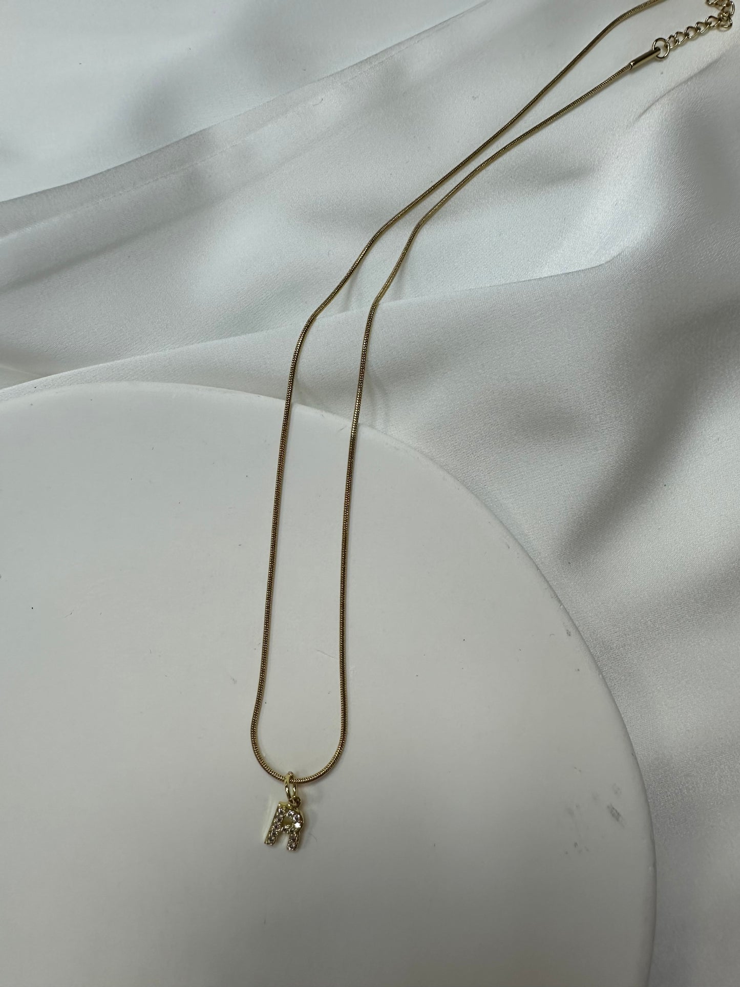 Collier Initiale Scintillant - en acier inoxydable