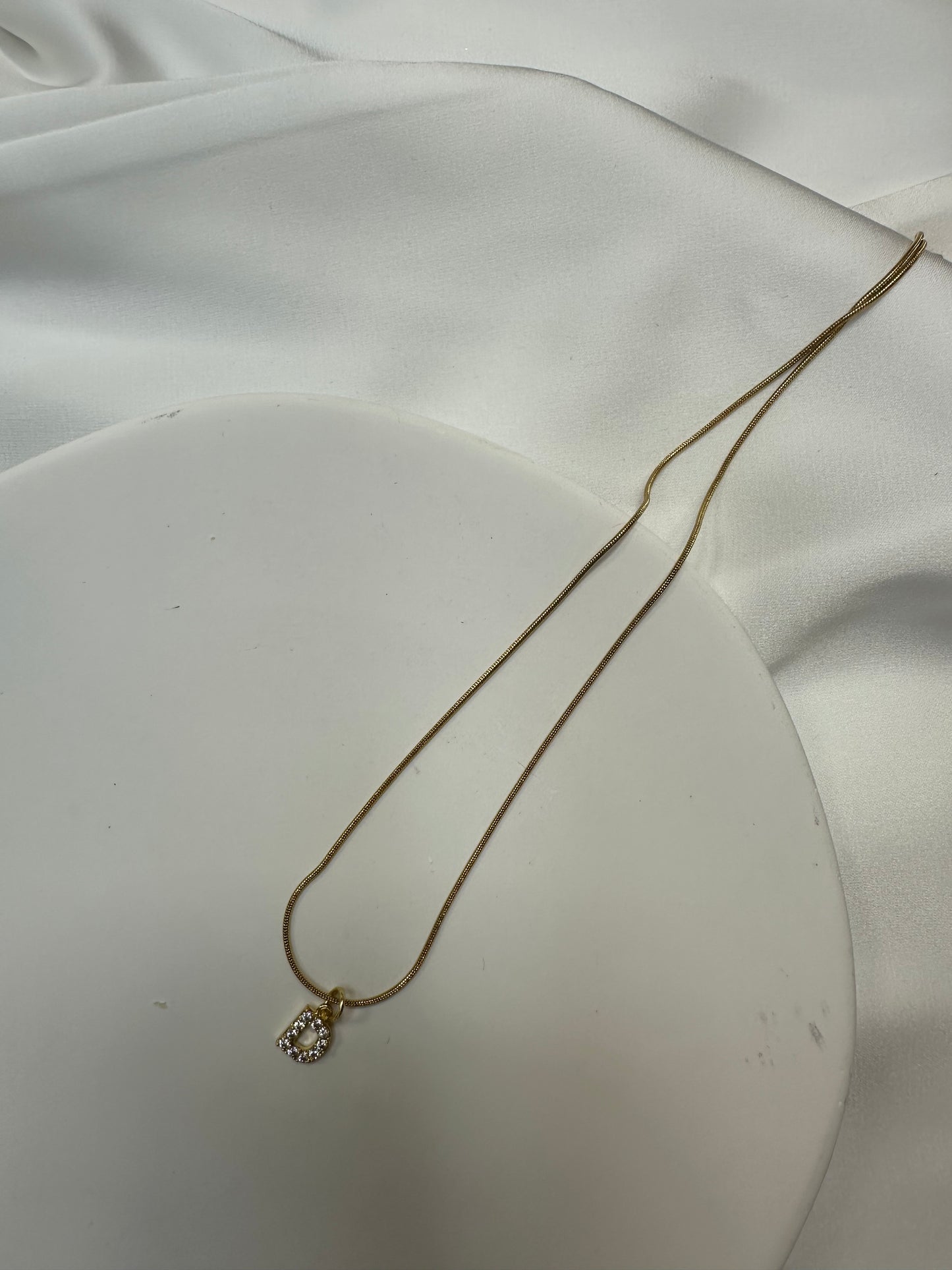 Collier Initiale Scintillant - en acier inoxydable