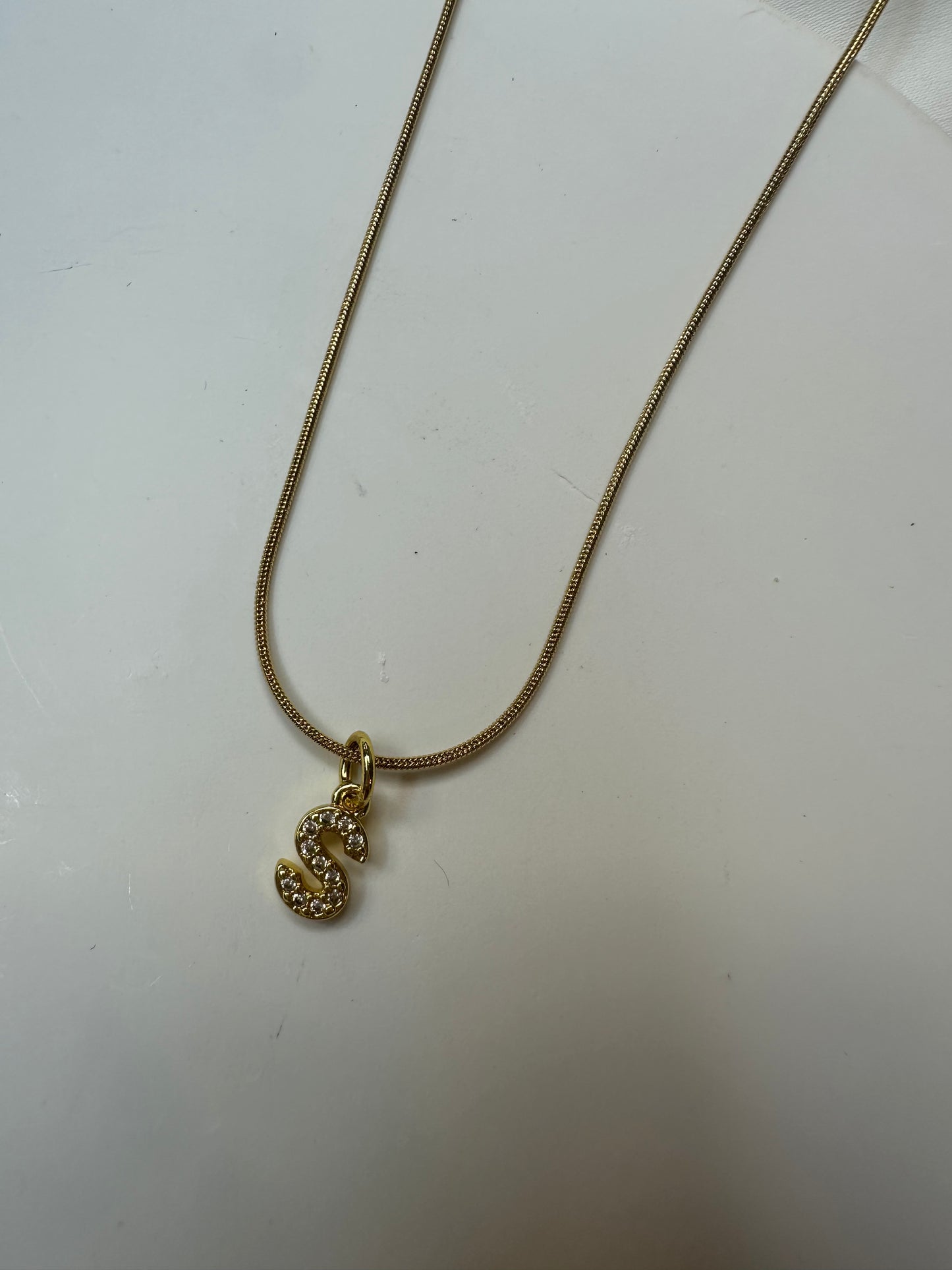 Collier Initiale Scintillant - en acier inoxydable