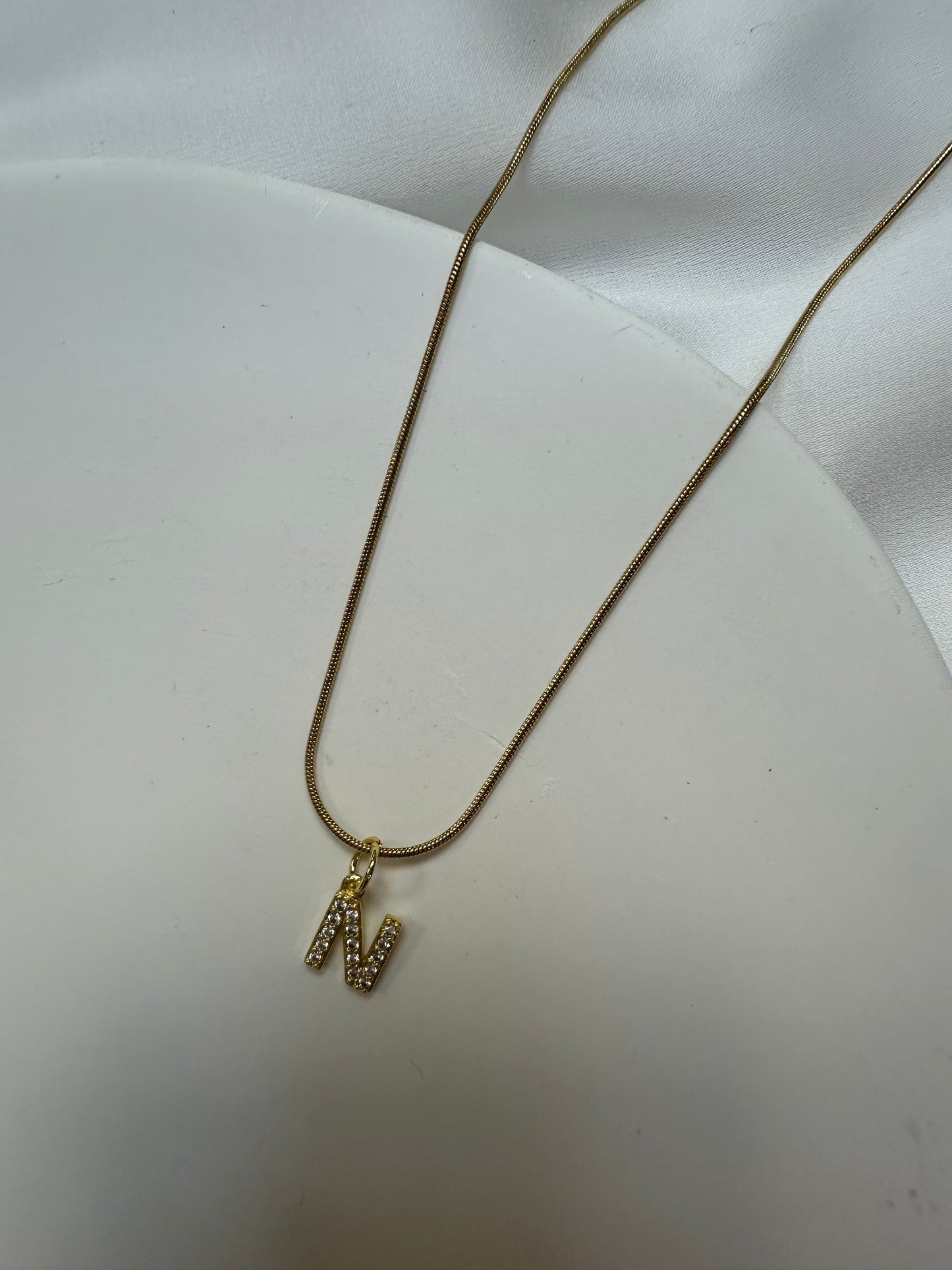 Collier Initiale Scintillant - en acier inoxydable