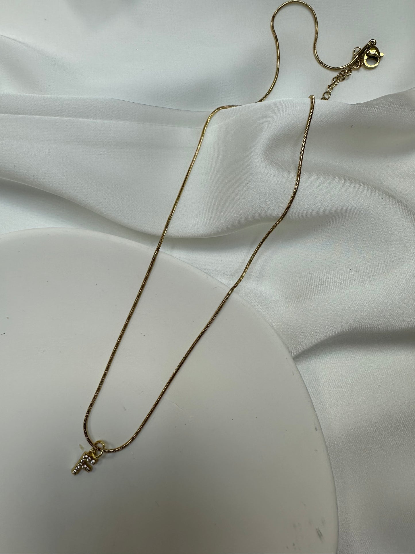 Collier Initiale Scintillant - en acier inoxydable