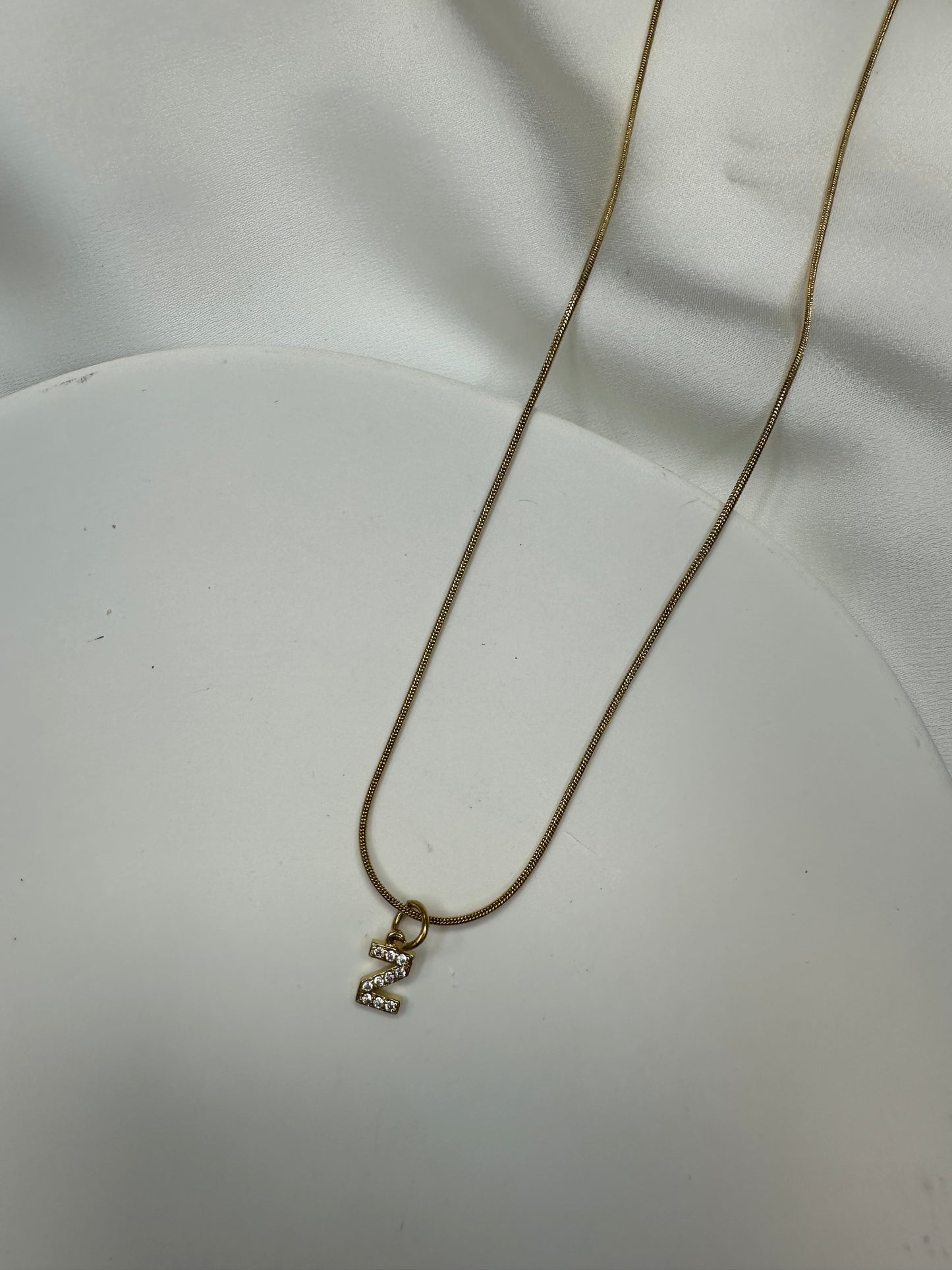 Collier Initiale Scintillant - en acier inoxydable