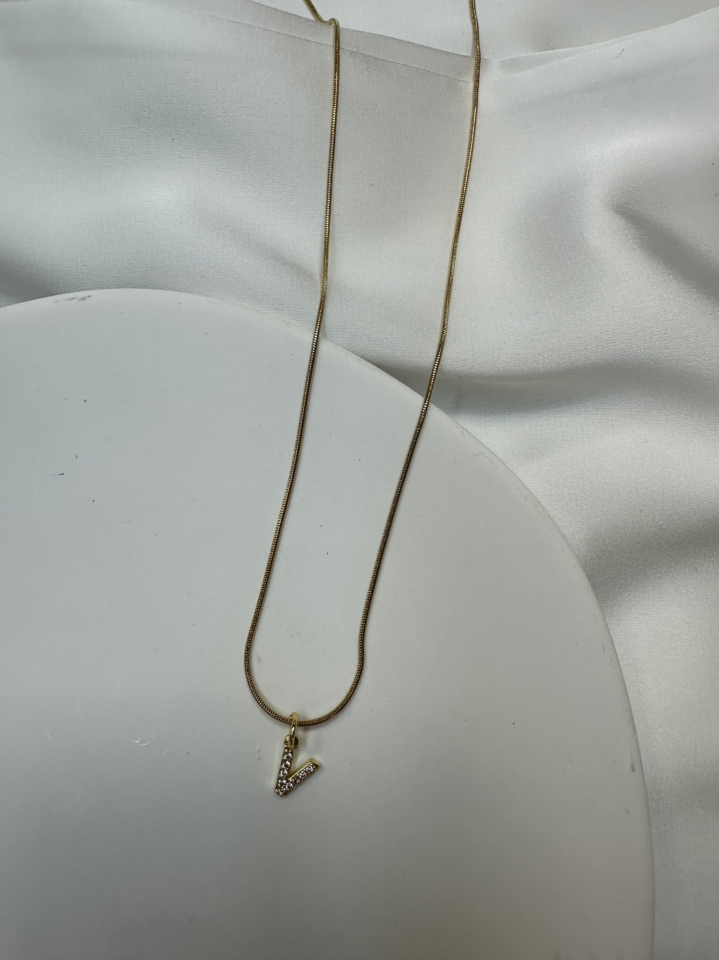 Collier Initiale Scintillant - en acier inoxydable