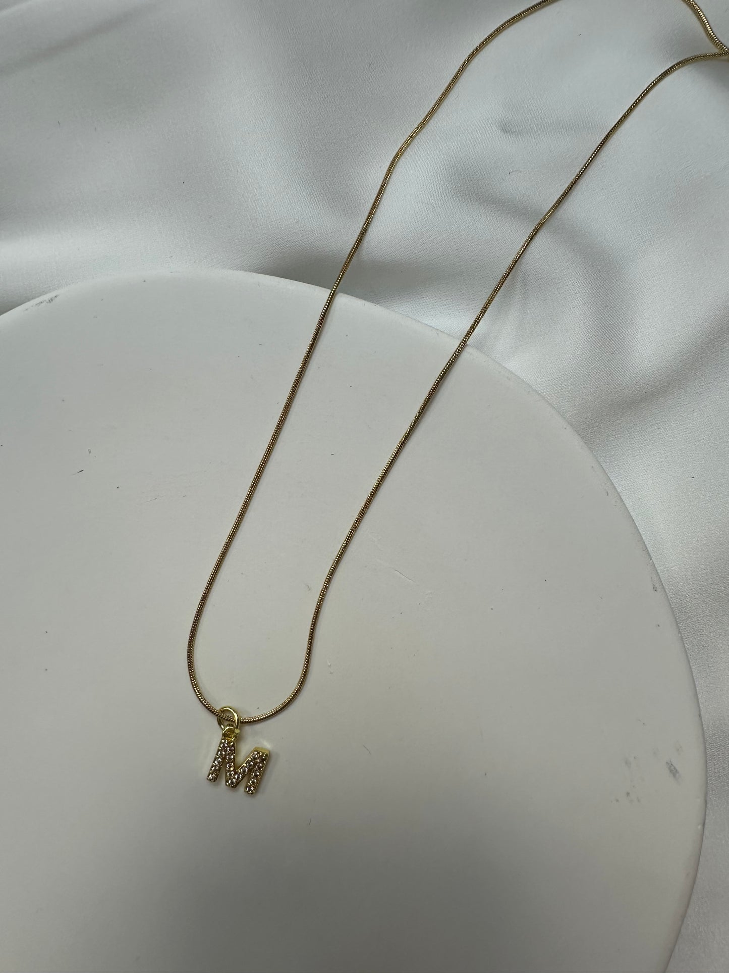 Collier Initiale Scintillant - en acier inoxydable