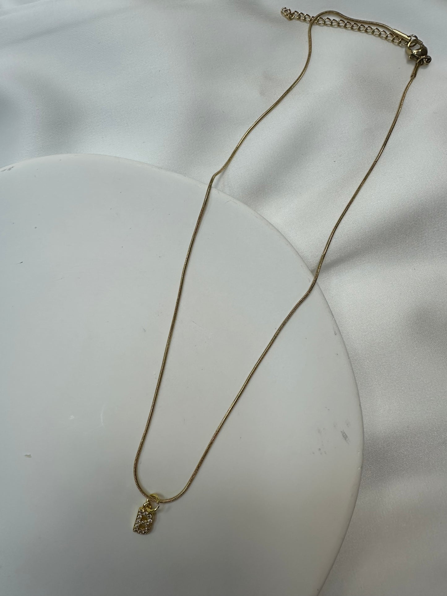 Collier Initiale Scintillant - en acier inoxydable