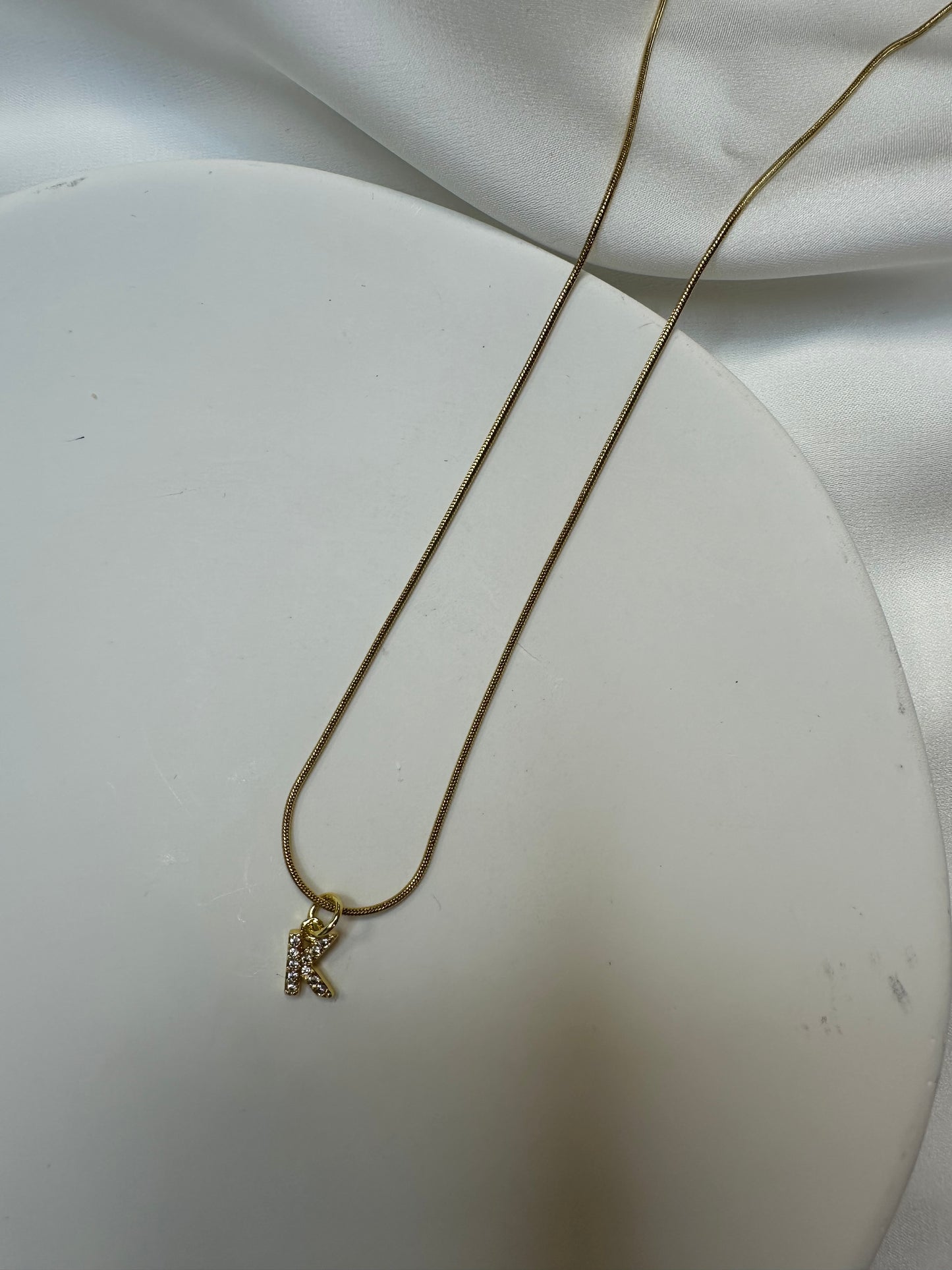 Collier Initiale Scintillant - en acier inoxydable