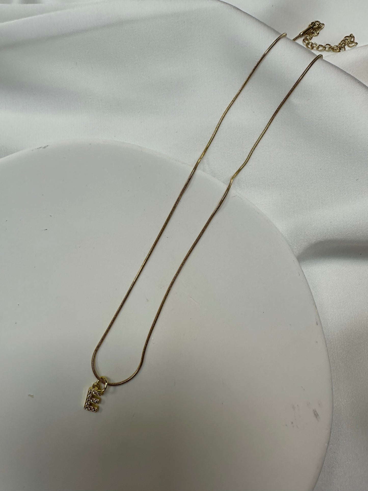 Collier Initiale Scintillant - en acier inoxydable