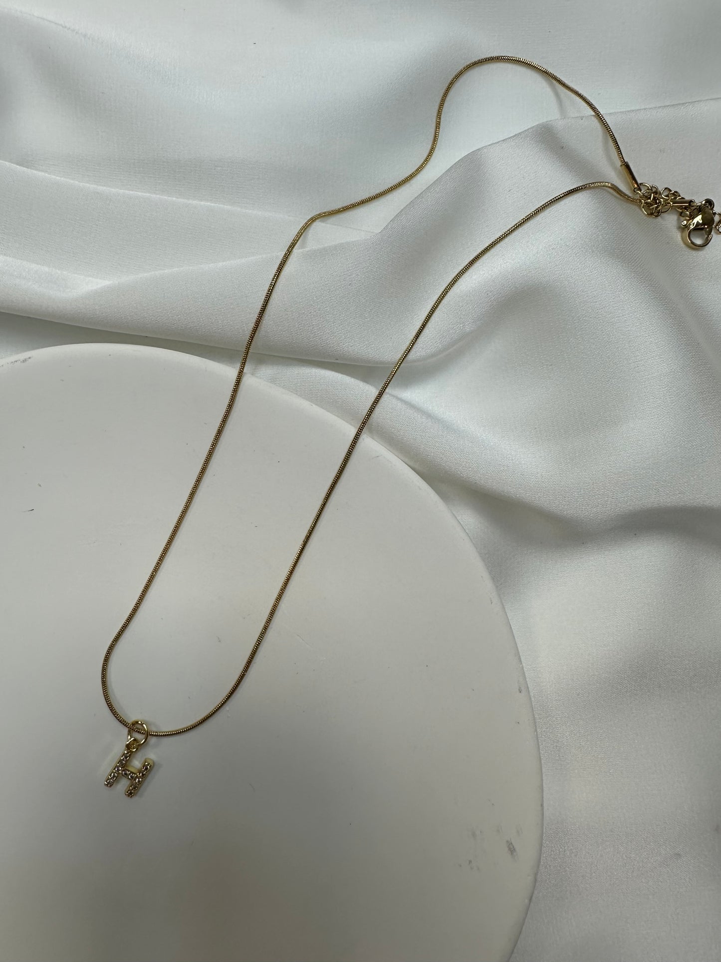 Collier Initiale Scintillant - en acier inoxydable