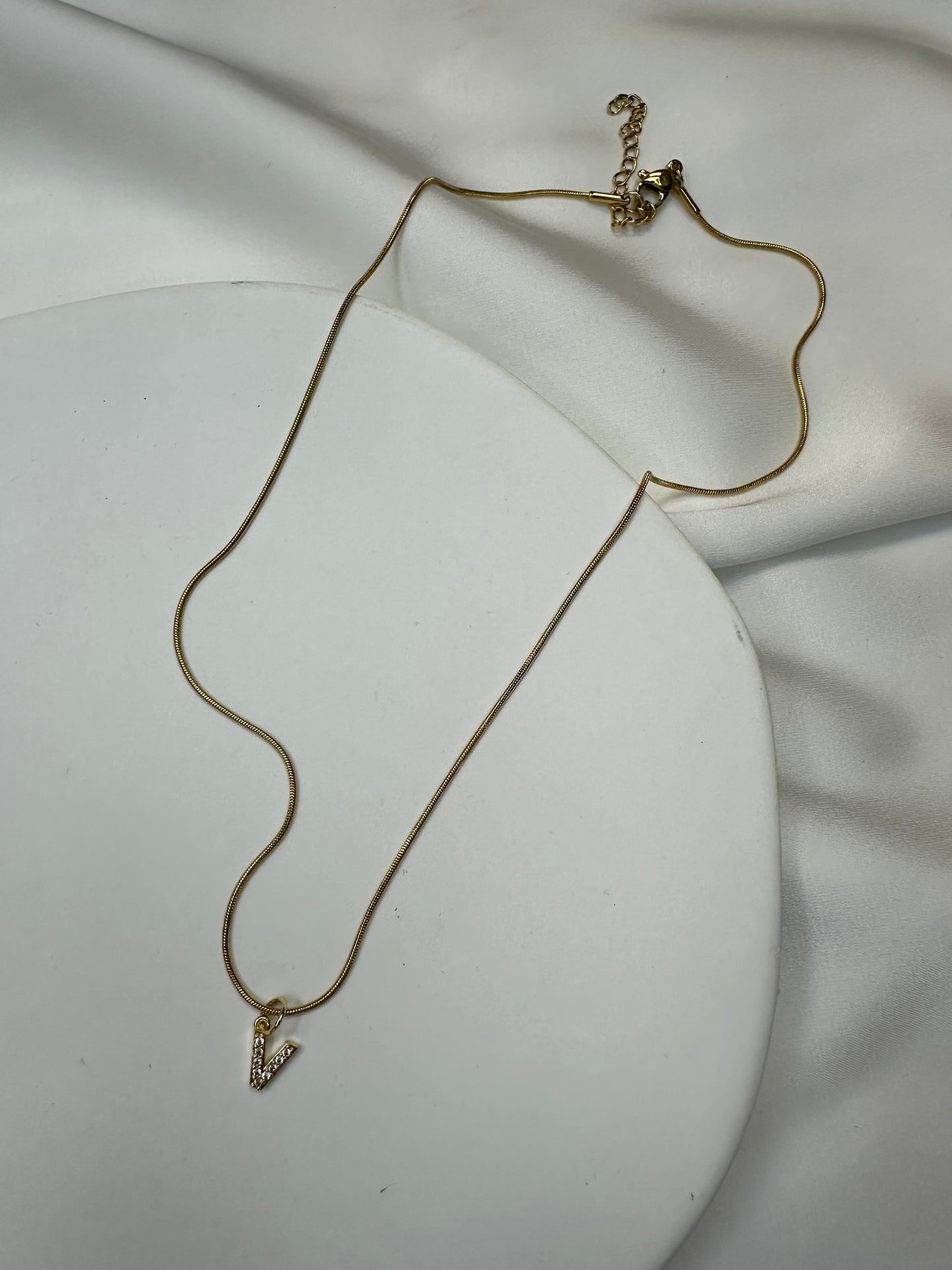 Collier Initiale Scintillant - en acier inoxydable