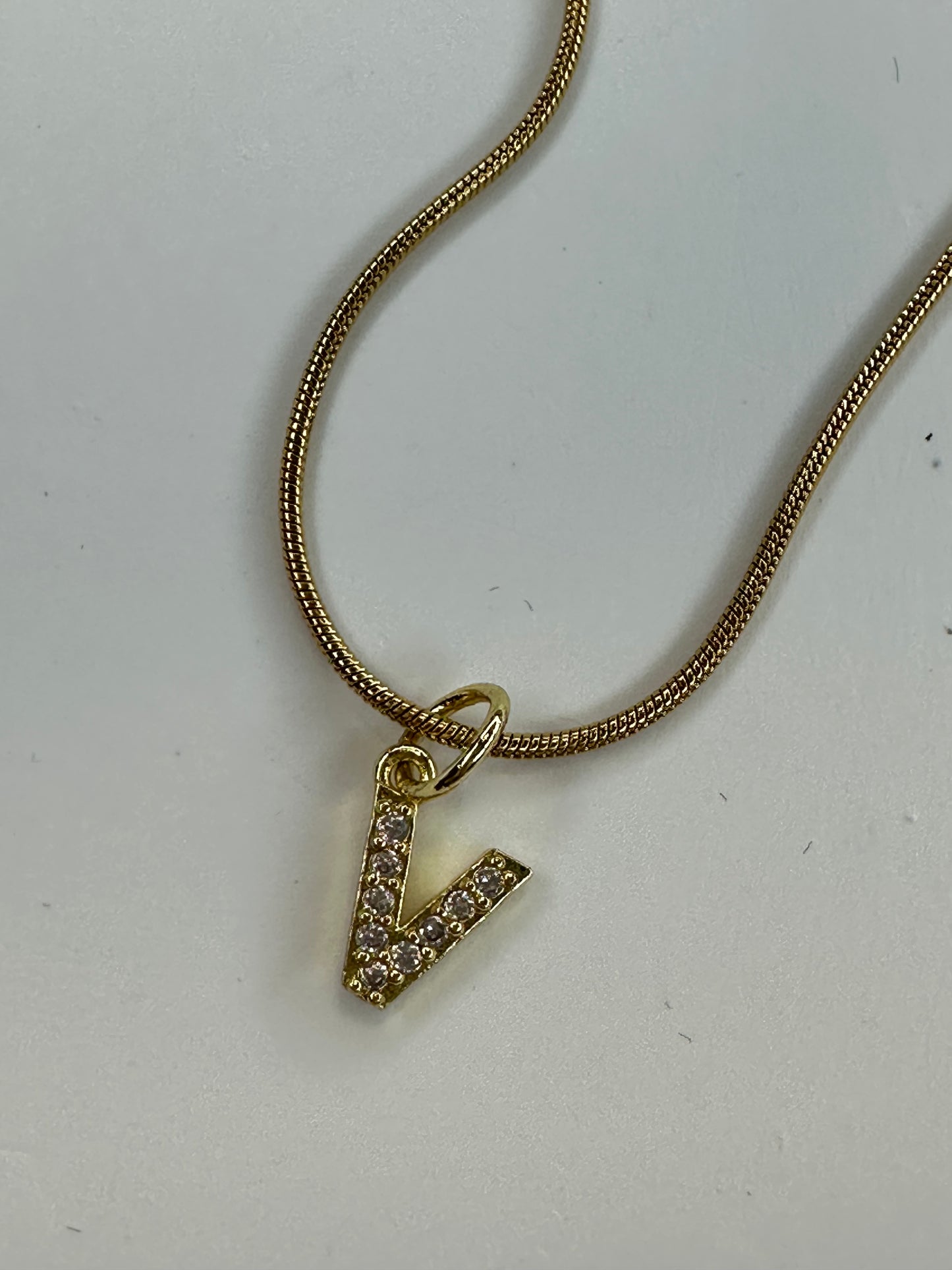 Collier Initiale Scintillant - en acier inoxydable