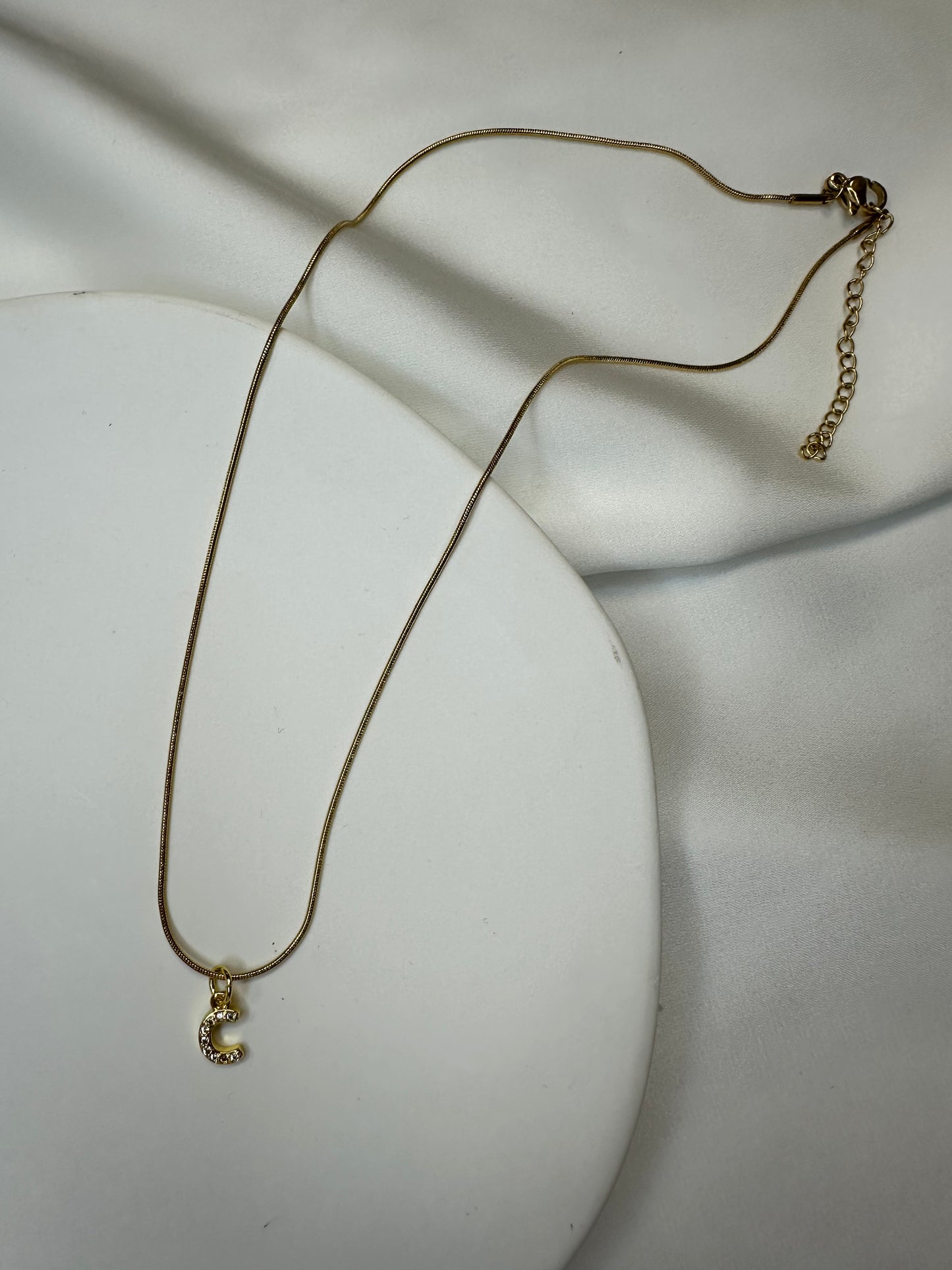 Collier Initiale Scintillant - en acier inoxydable
