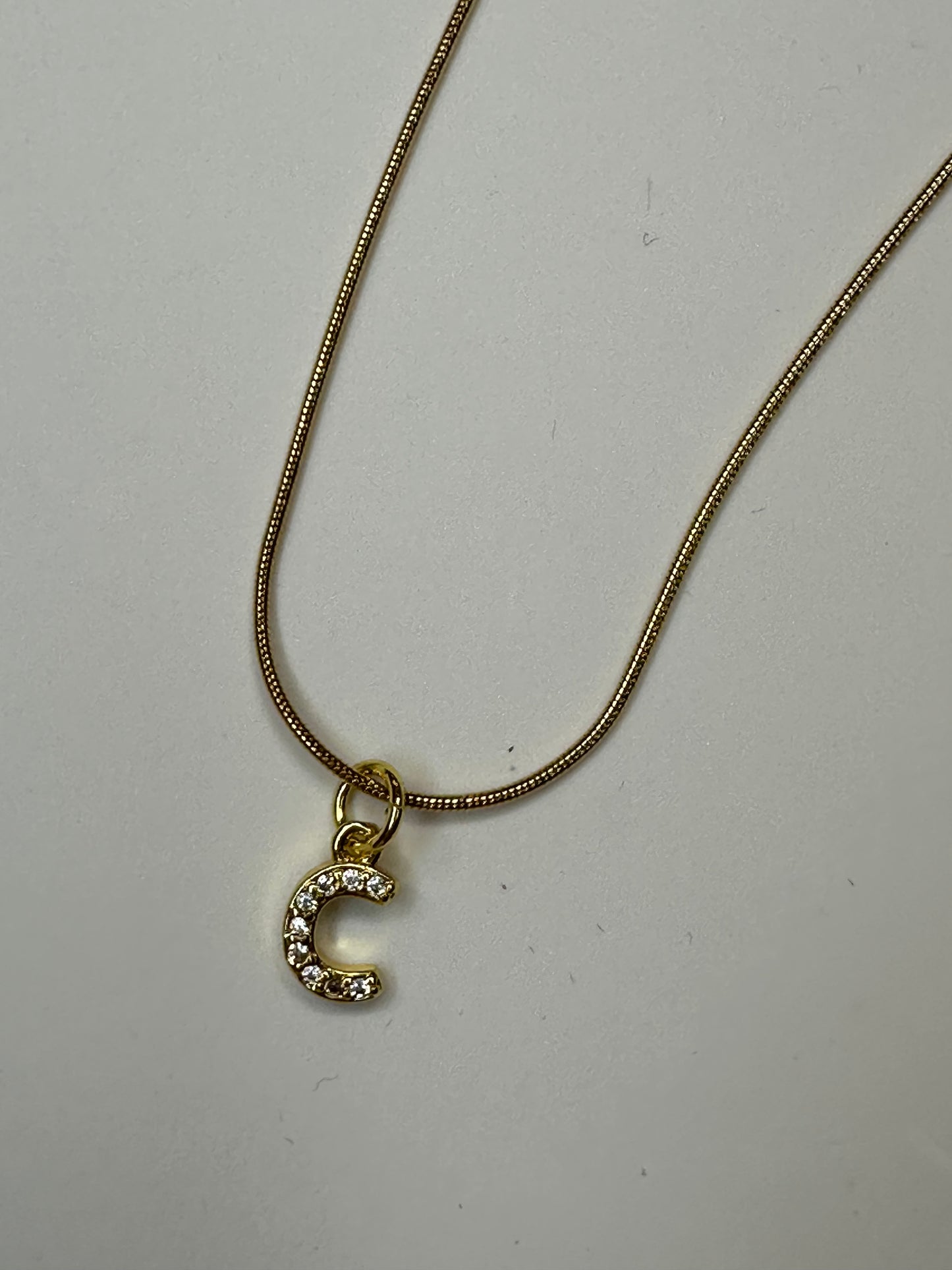 Collier Initiale Scintillant - en acier inoxydable